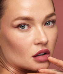 HUDA BEAUTY LIQUID MATTE ULTRA-COMFORT TRANSFER-PROOF LIPSTICK -BOMBSHELL